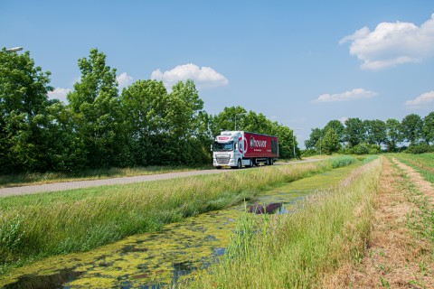2106-Heuver-routetruck-platteland-01