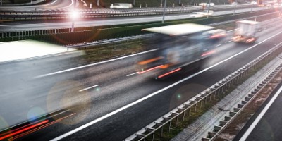 Bande de roulement, épaule et flanc d'un pneu de poids lourd